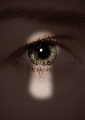 Skuggan av ett nyckelh&aring;l mot ett &ouml;ga.