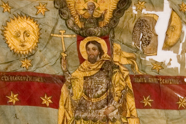 Helgon avbildad p&aring; fana i guld, r&ouml;tt, beige och brunt.