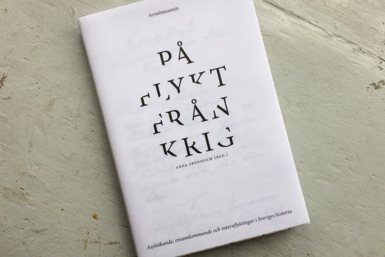 Bokomslaget till "P&aring; flykt fr&aring;n krig" &auml;r vitt med svart text p&aring;.