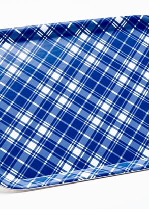 Bricka med bl&aring;rutigt m&ouml;nster.