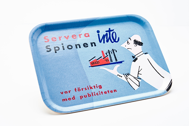 En bricka med motiv, en servit&ouml;r och texten "Servera inte spionen, var f&ouml;rsiktig med publiciteten".
