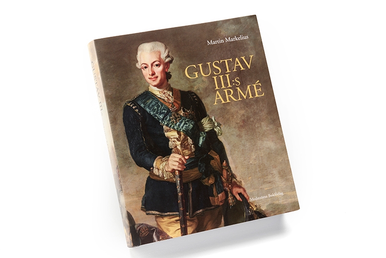 Gustav III i h&ouml;gtidsdr&auml;kt pryder omslaget till boken Gustav III:s arm&eacute;