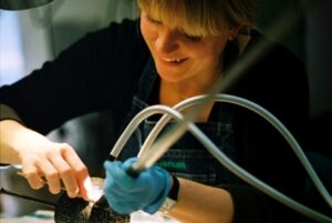 Kvinna konserverar föremål