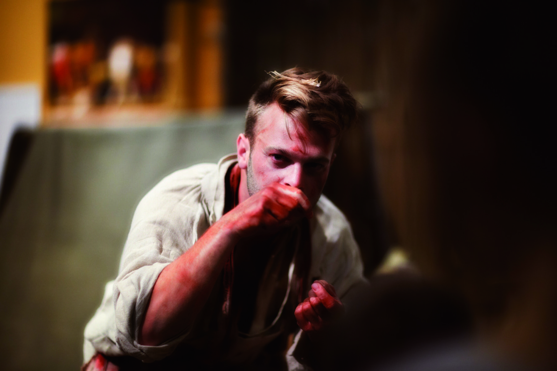 Dramatiserad skolvisning, en person &auml;r inne i sin roll fr&aring;n stormaktstiden.