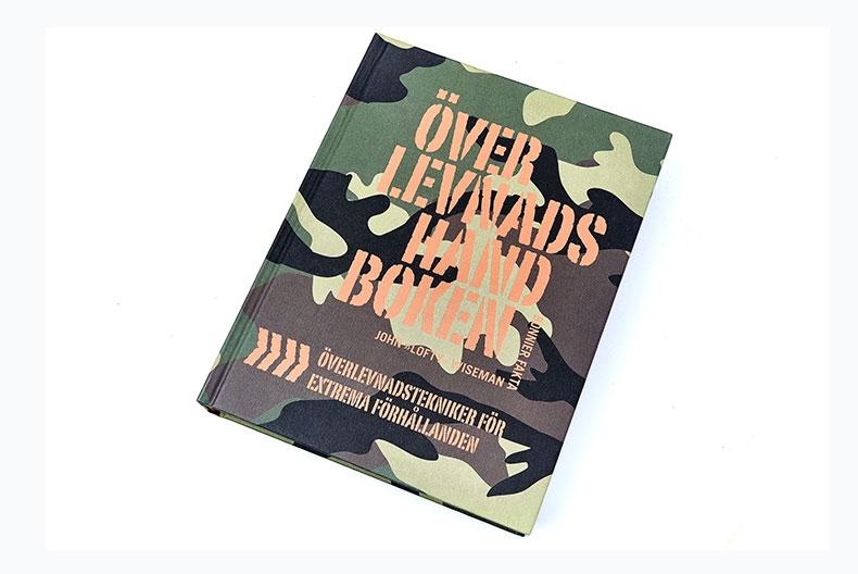 Kamouflagef&auml;rgat bokomslag f&ouml;r "&Ouml;verlevnadshandboken"