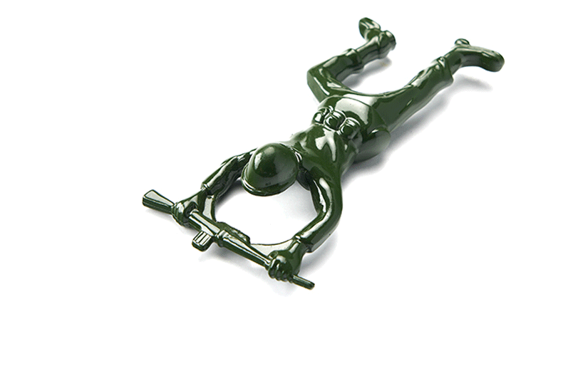 En kaspyl&ouml;ppnare i form av en krypande soldat i gr&ouml;nt. Mot vit botten.