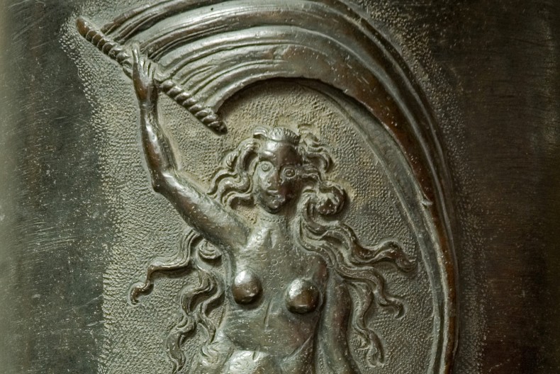 En n&auml;rbild av en detalj p&aring; en kanon f&ouml;rest&auml;llande en naken kvinna med l&aring;ngt svallande h&aring;r