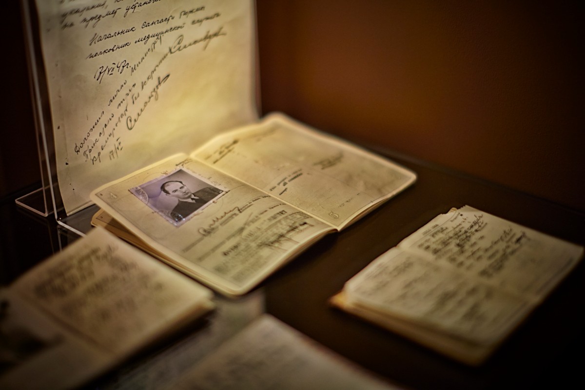 N&aring;gra uppslagna anteckningsb&ouml;cker samt ett uppslaget pass med bild p&aring; Raoul Wallenberg.