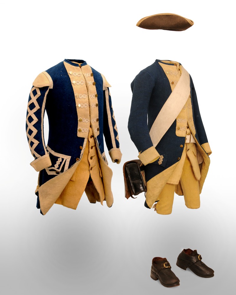 Tv&aring; uniformsrockar i bl&aring;tt med detaljer i vitt och blanka knappar.