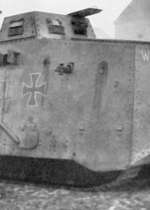 En stridsvagn av &auml;ldre modell med m&aring;lade kors. I Bakgrunden syns n&aring;gra stenhus.