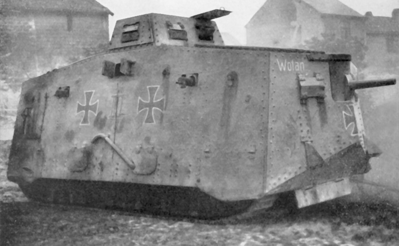 En stridsvagn av &auml;ldre modell med m&aring;lade kors. I Bakgrunden syns n&aring;gra stenhus.