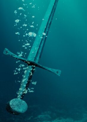 Det stiger upp bubblor fr&aring;n ett sv&auml;rd som sl&auml;ngts ner i vatten och sakta &aring;ker ner mot botten. Allting &auml;r olika nyanser av bl&aring;tt.