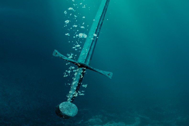 Det stiger upp bubblor fr&aring;n ett sv&auml;rd som sl&auml;ngts ner i vatten och sakta &aring;ker ner mot botten. Allting &auml;r olika nyanser av bl&aring;tt.