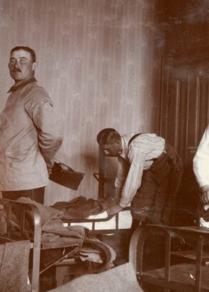 En person kontrollerar medan fyra andra personer b&auml;ddar s&auml;ngar