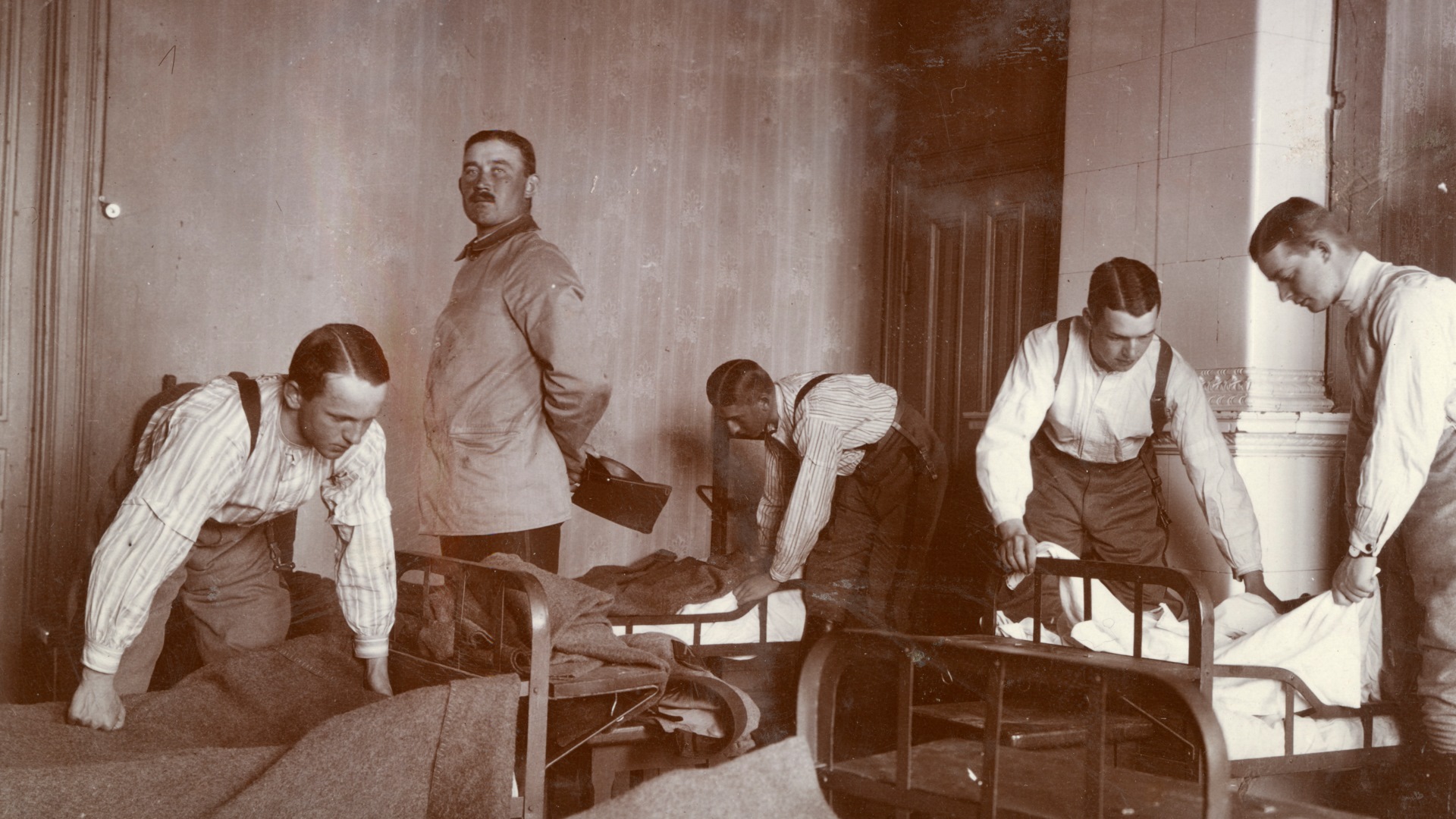 En person kontrollerar medan fyra andra personer b&auml;ddar s&auml;ngar