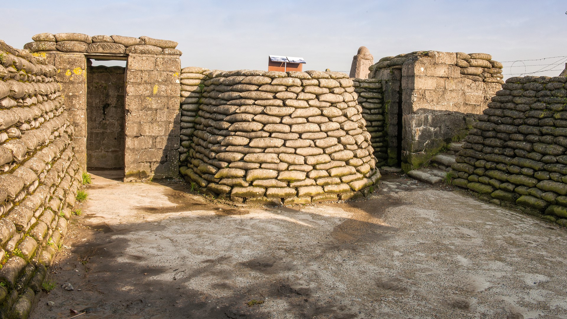 En murad skyttegrav utan m&auml;nniskor.