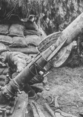 En soldat i en skyttegrav f&ouml;rbereder en rakt f&ouml;r avfyrning.