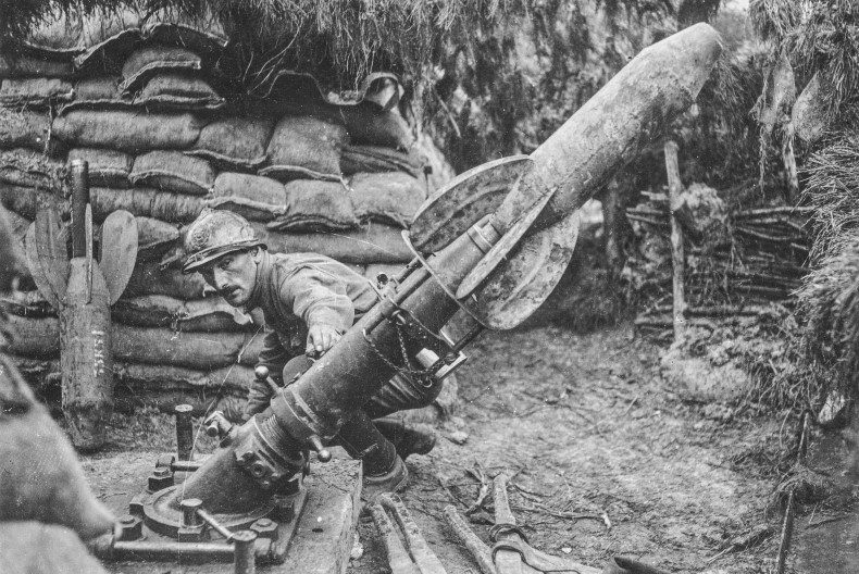 En soldat i en skyttegrav f&ouml;rbereder en rakt f&ouml;r avfyrning.