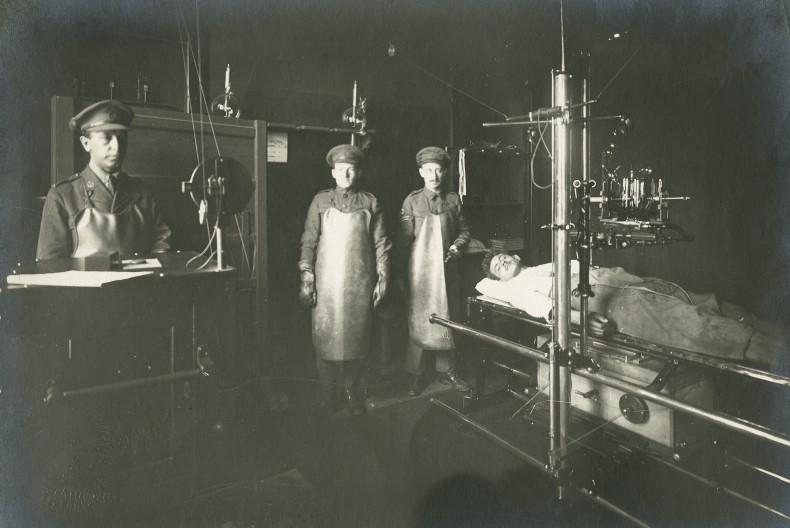 En operationssal med en patient liggandes ner i och tre sjukv&aring;rdare som st&aring;r redo.