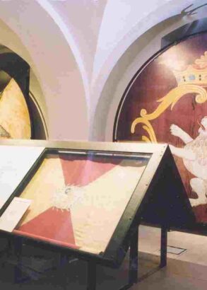 En del av en utst&auml;llningshall med informationstavlor och fanor p&aring; v&auml;ggarna.