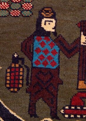 En del av en v&auml;vd matta som visar en f&auml;rggrann figur, en stridsvagn och handgranater.