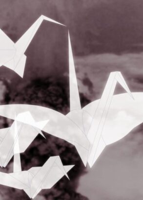 Fyra vita origamitranor flyger &ouml;ver ett svartvitt landskap.