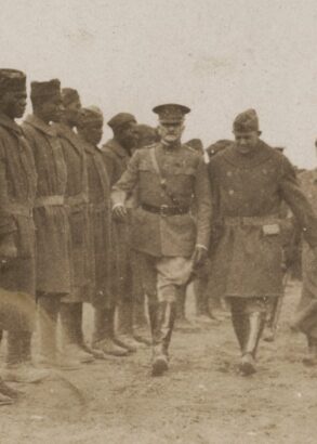 Uppst&auml;llda soldater p&aring; led och i mitten g&aring;r tre personer av h&ouml;gre rang fram.