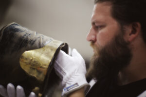 En konservator inspekterar ett föremål