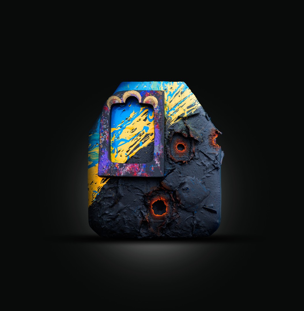 Ett f&auml;rgglatt konstverk mot svart botten.